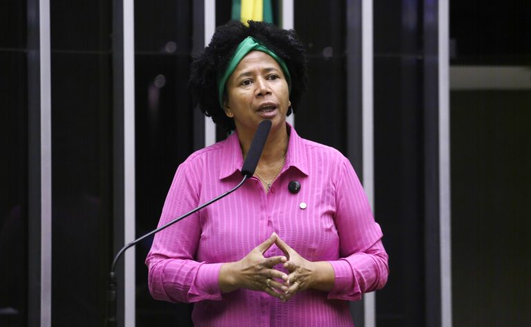 Comissão aprova cadastro nacional para intérpretes de Libras