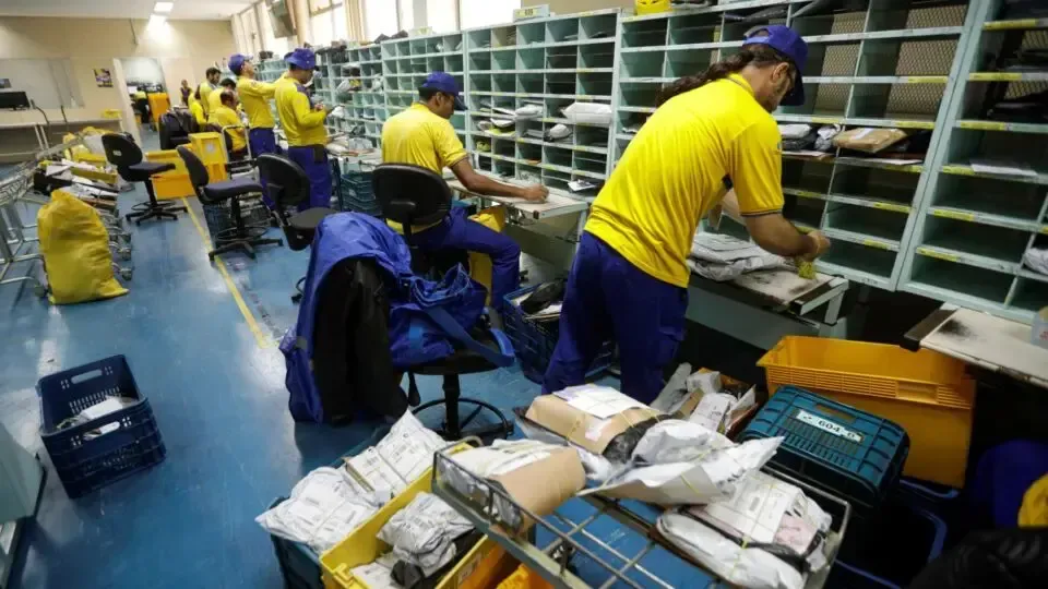 Empréstimo bilionário aos Correios acende alerta sobre riscos fiscais