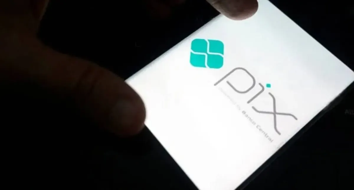 Idoso perde R$ 15 mil em golpe após cair em falso PIX de “advogado”