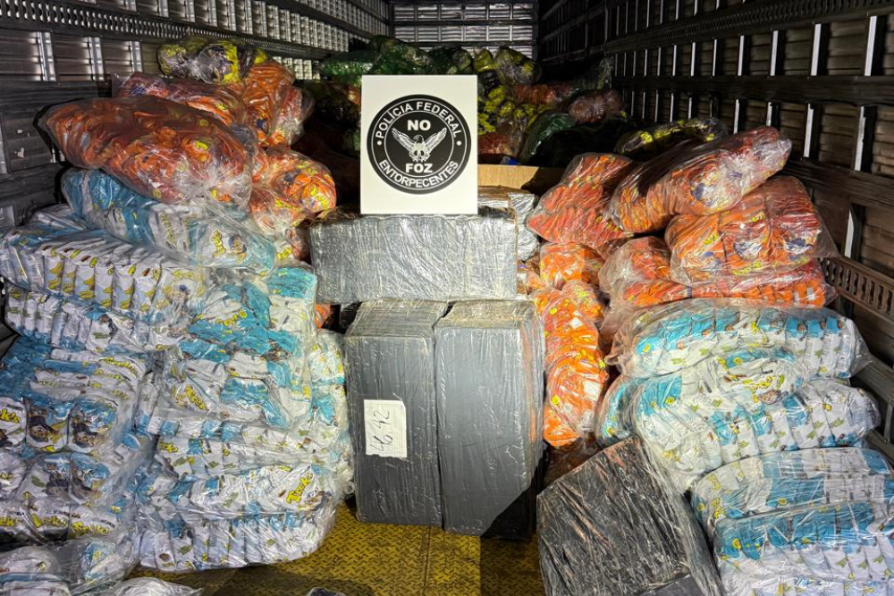 Motorista é preso pela PF com mais de 1,2 tonelada de maconha escondida em carga de salgadinhos no Paraná