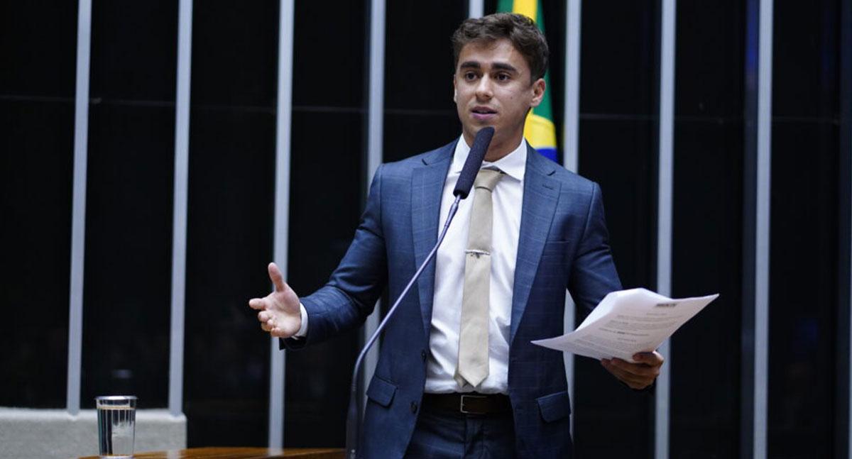Nikolas Ferreira ofende internauta após referência a primo detido por tráfico