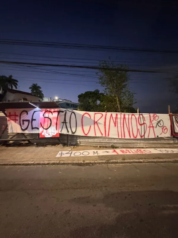 Torcedores do São Paulo protestam contra gestão de Julio Casares
