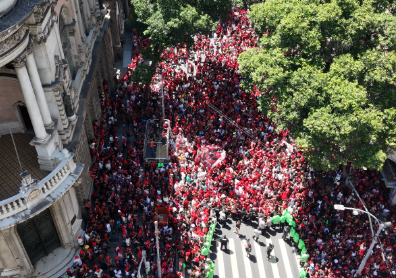Avião do Flamengo chega ao Rio e torcida toma conta das ruas da cidade