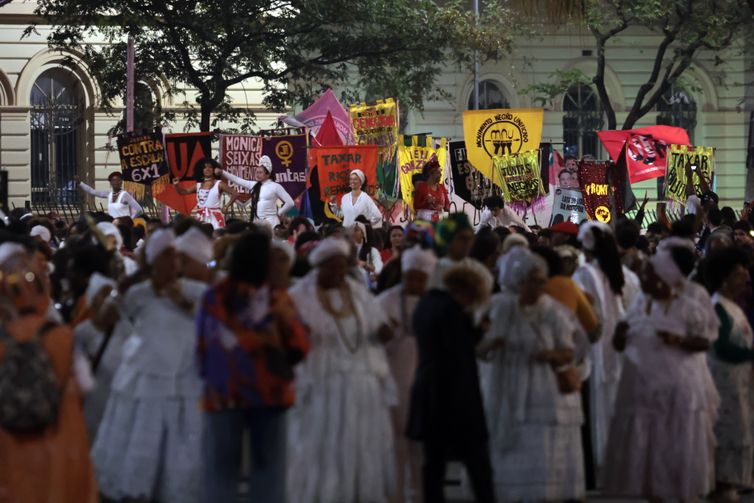 Caravanas saem de SP rumo à Marcha das Mulheres Negras em Brasília