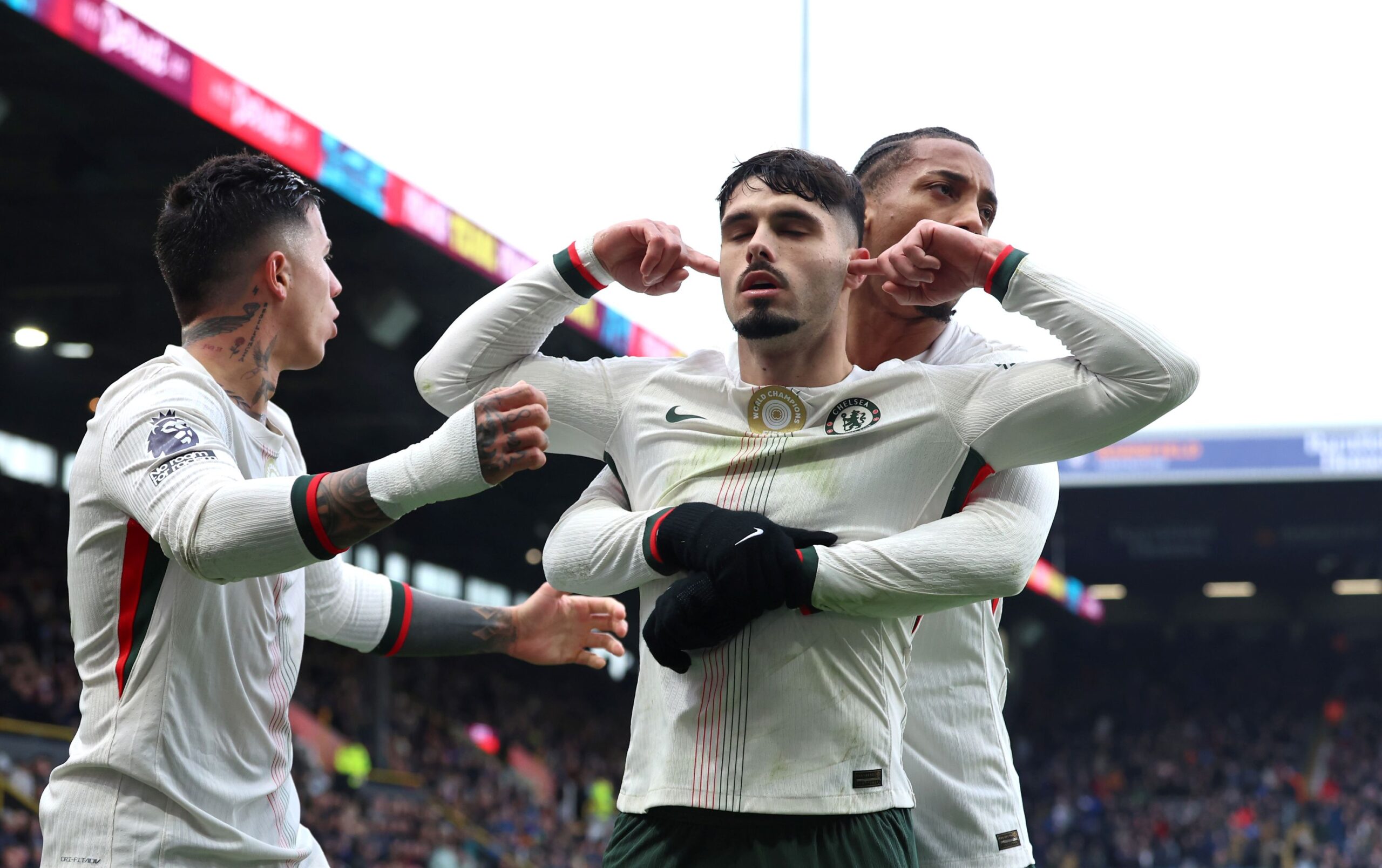 Chelsea vence Burnley e assume vice-liderança da Premier League