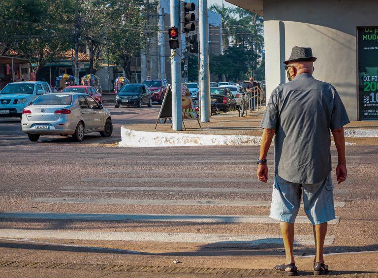 Estacionar em local proibido coloca pedestres em risco e pode gerar multas, alerta Departamento Estadual de Trânsito