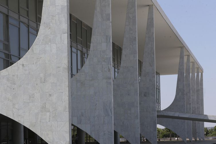 Governo sanciona proibição do uso de linguagem neutra em órgão público