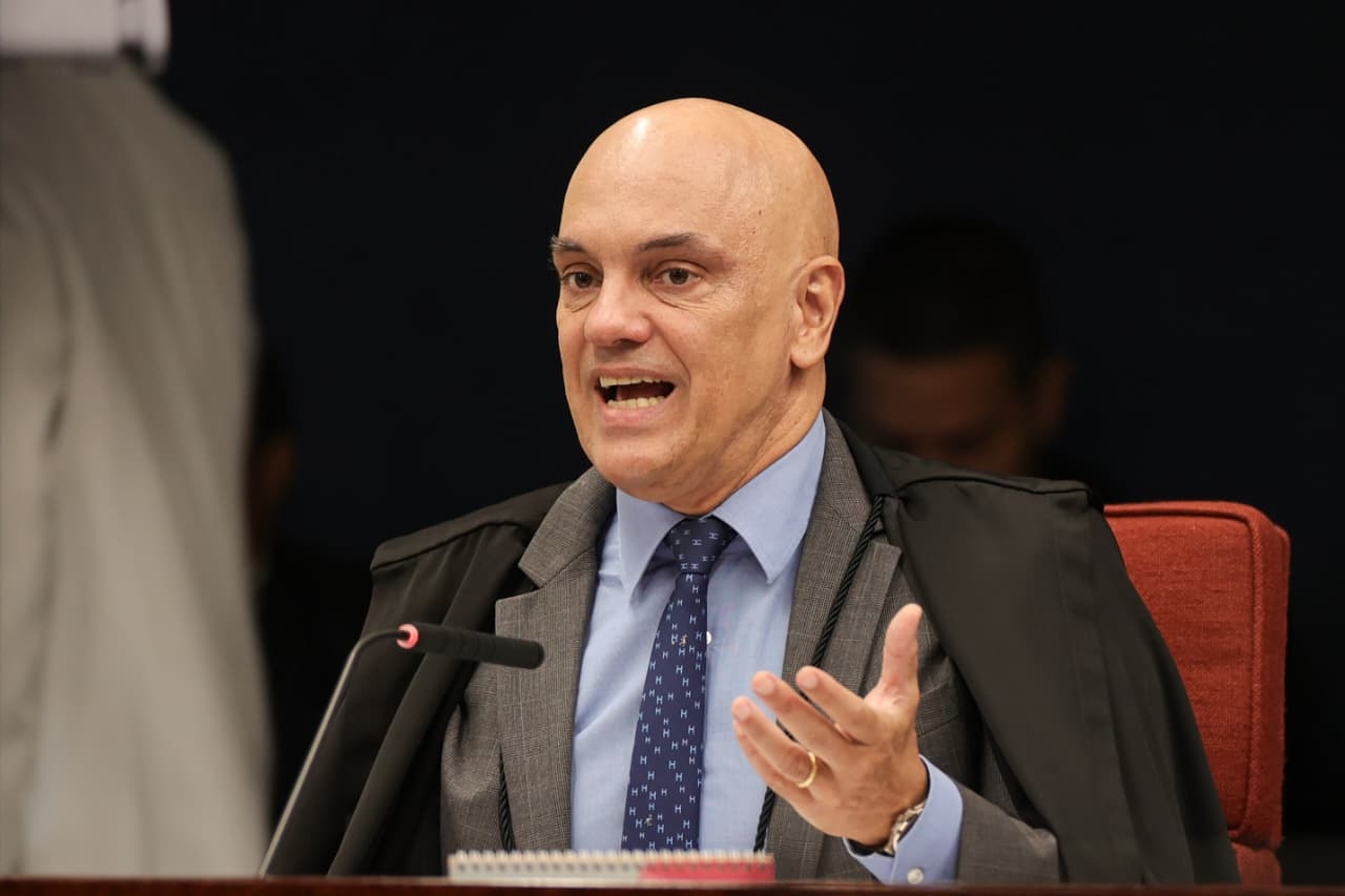 Moraes mandou PF prender Bolsonaro sem algemas e exposição midiática