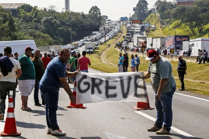 Convocação de greve dos caminhoneiros mobiliza país e aumenta pressão sobre o governo