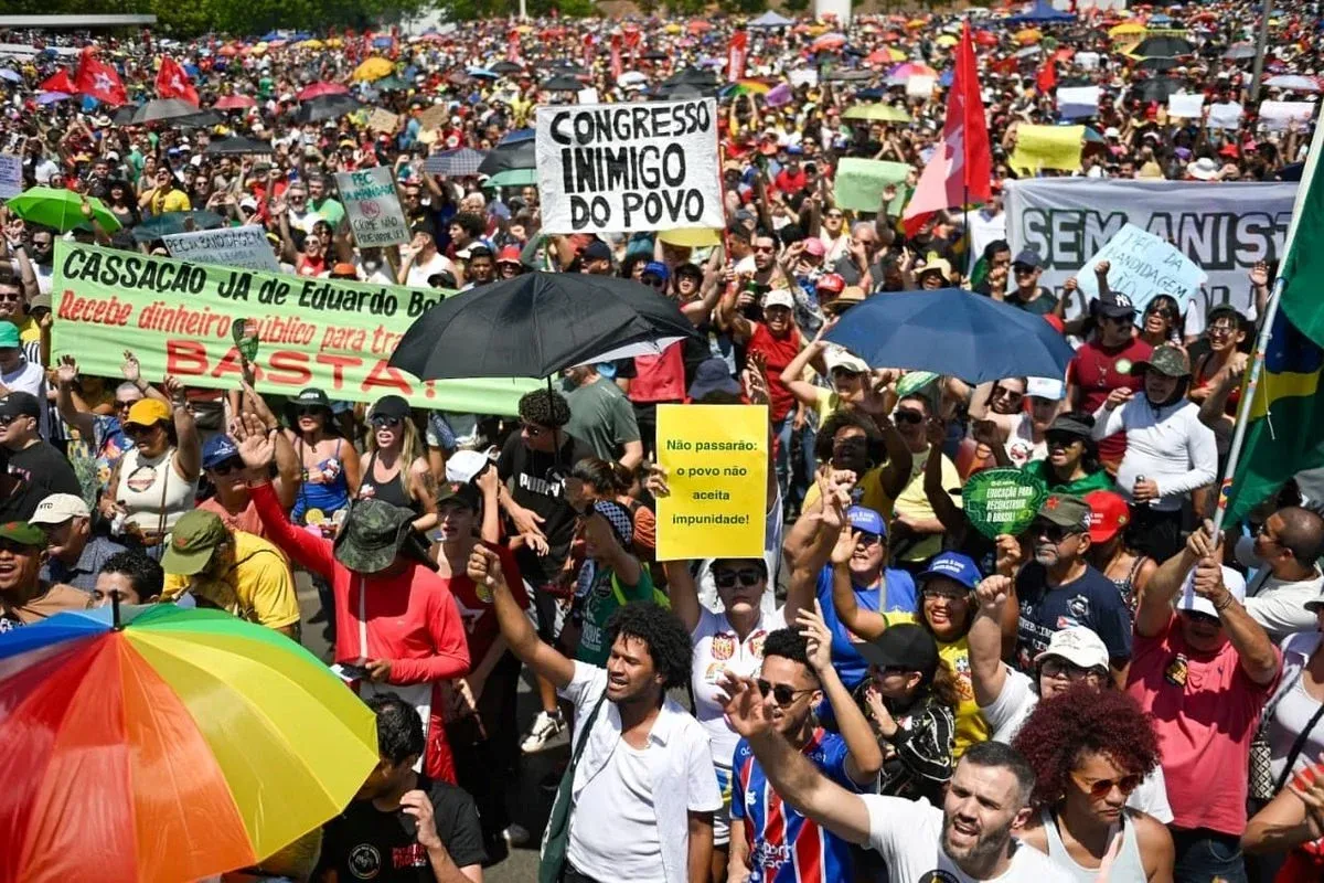 Manifestantes fazem atos em todo país contra o Congresso neste domingo