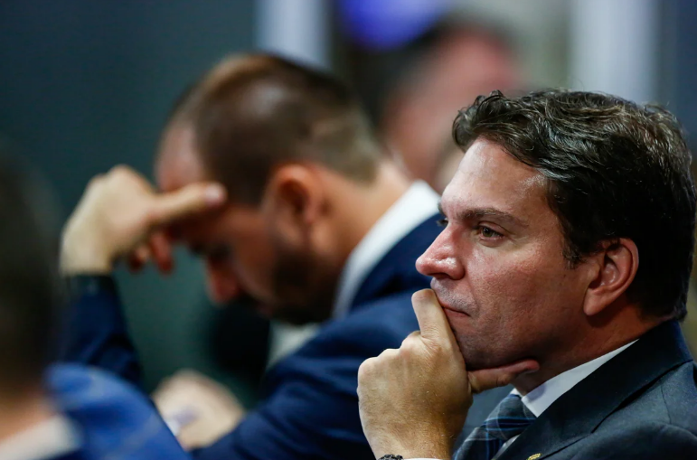 Motta articula cassação de Eduardo Bolsonaro e Ramagem pela Mesa Diretora da Câmara