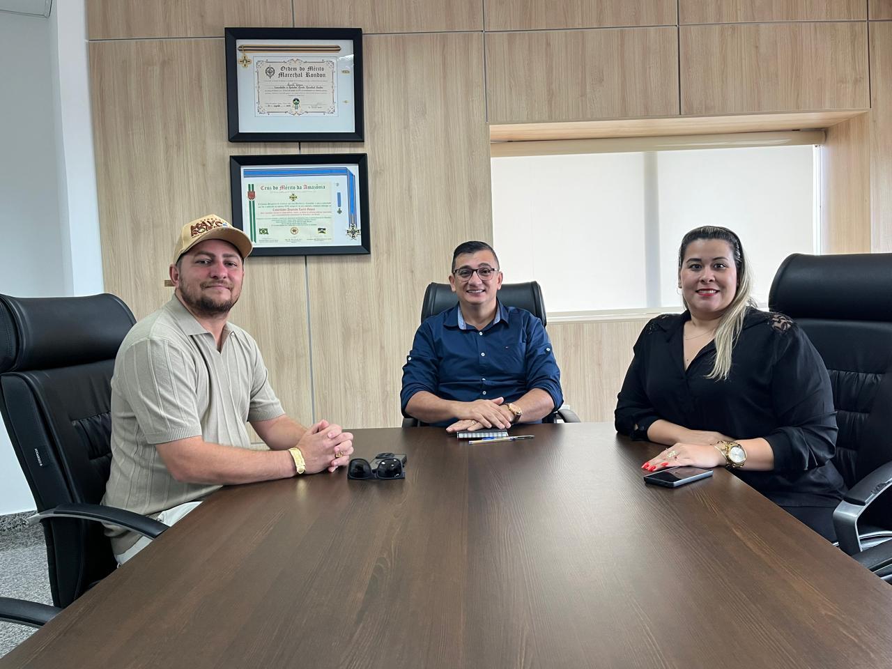 Chefe de gabinete e assessora técnica recebem vereador de Ji-Paraná