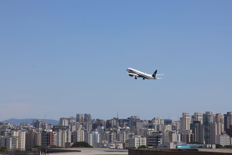 Preço médio das passagens aéreas cai 20% em novembro