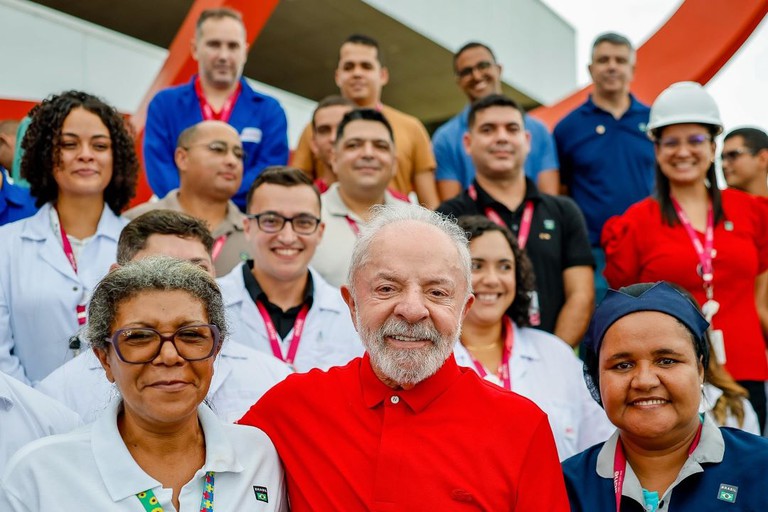 “O Brasil vai se transformar numa potência na produção de remédios”, diz Lula em visita ao Aché