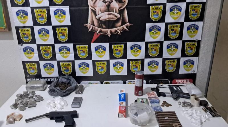 Polícia Militar prende apenado monitorado e comparsa com drogas e armas em Jaci-Paraná