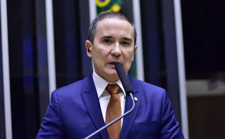 Projeto aumenta pena para exploração sexual infantil em fronteiras