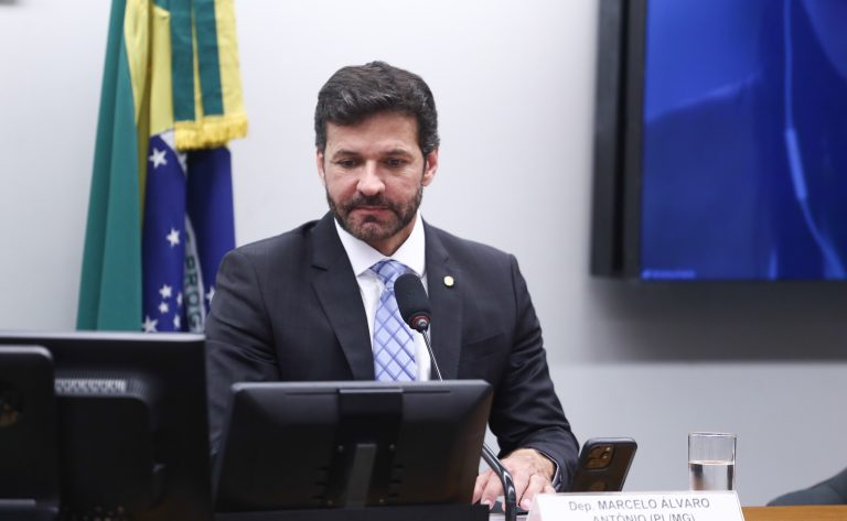 Comissão aprova programa de emprego no setor de turismo que permite manter Bolsa Família