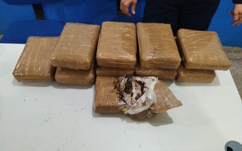 Mulher é presa pela PM com 10 kg de maconha em bagagem de ônibus