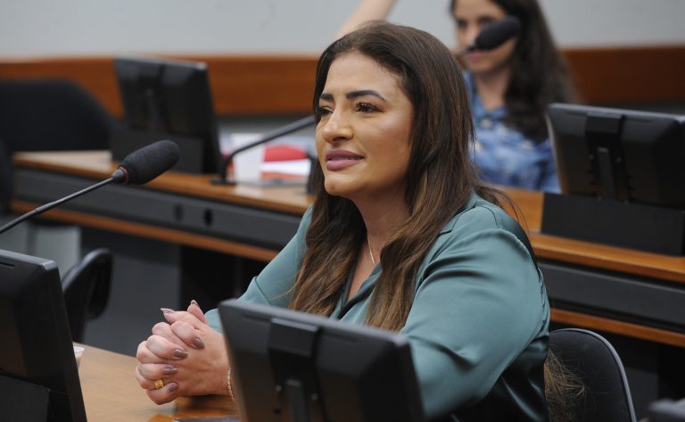 Projeto obriga aplicativos de transporte a oferecer opção de motorista mulher para passageiras
