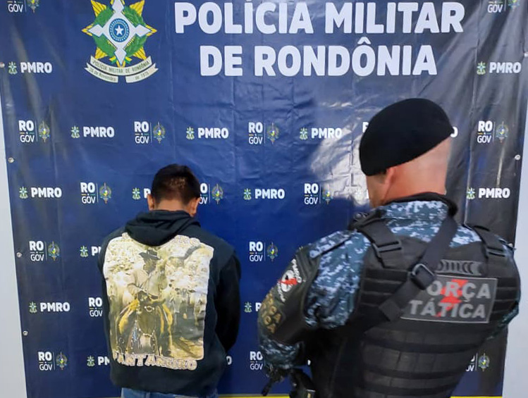 JI-PARANÁ  – POLÍCIA MILITAR PRENDE HOMEM COM DOIS MANDADOS DE PRISÃO DURANTE OPERAÇÃO