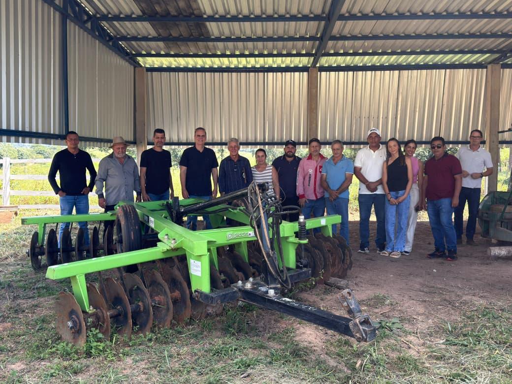 Deputado Alan Queiroz entrega grade niveladora no valor de R$ 68 mil para associação rural da Linha 15, em Alvorada do Oeste