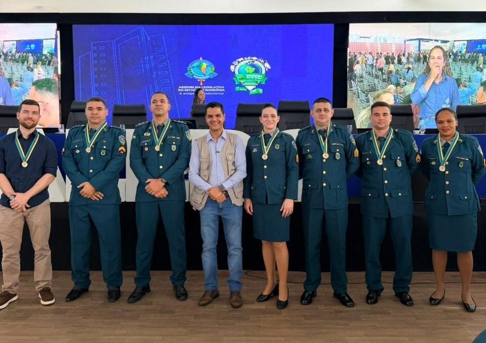 Cássio Gois homenageia policiais militares do 2º Pelotão de Espigão do Oeste