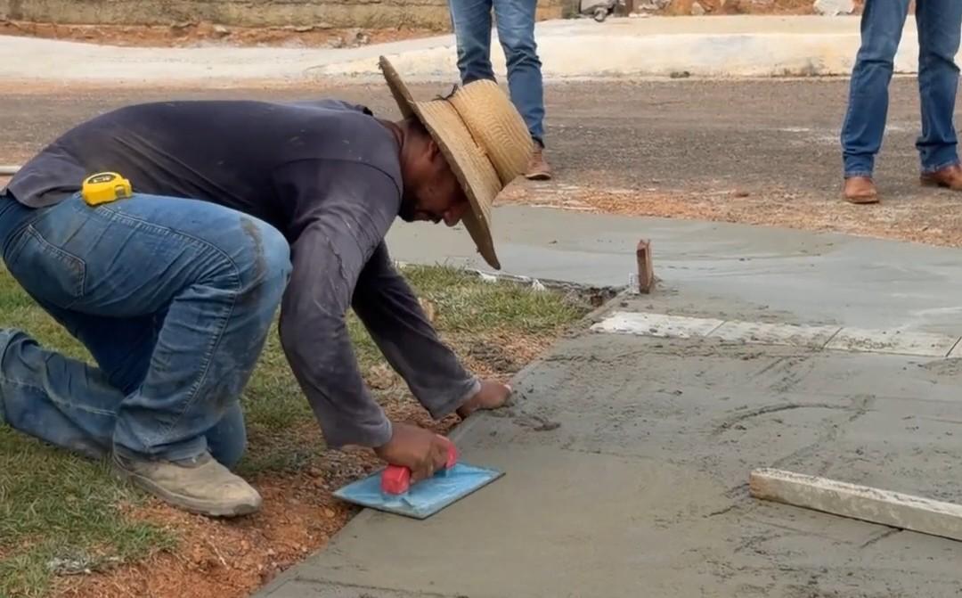 Gislaine Lebrinha acompanha obra de calçadas em Seringueiras
