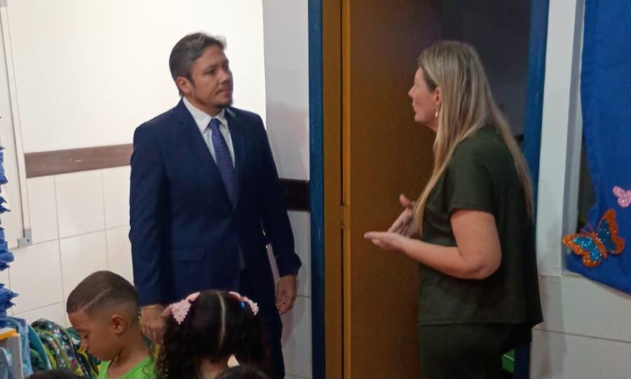 Vereador Zé Paroca vivencia dia de aula na Escola Padre Zenildo Gomes e reafirma compromisso com a educação
