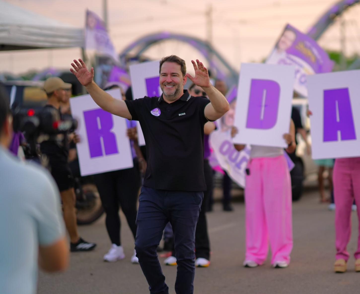 Alex Redano reúne cerca de 500 veículos em adesivaço da Onda Roxa em Porto Velho