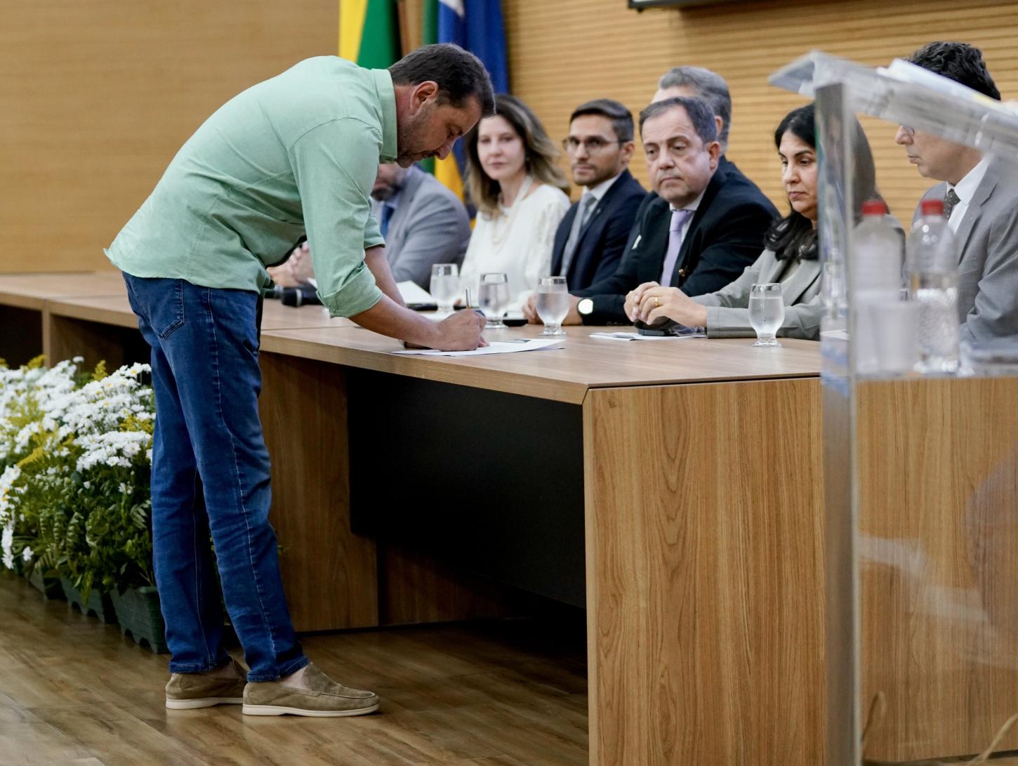 Hildon assina Pacto pela Educação e promete  levar programa premiado para todo o Estado