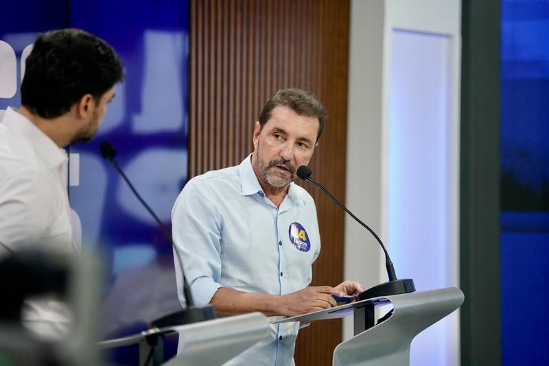 DEBATE: Hildon Chaves afirma que “leiloar CAERD,  na semana da eleição, cheira muito mal”