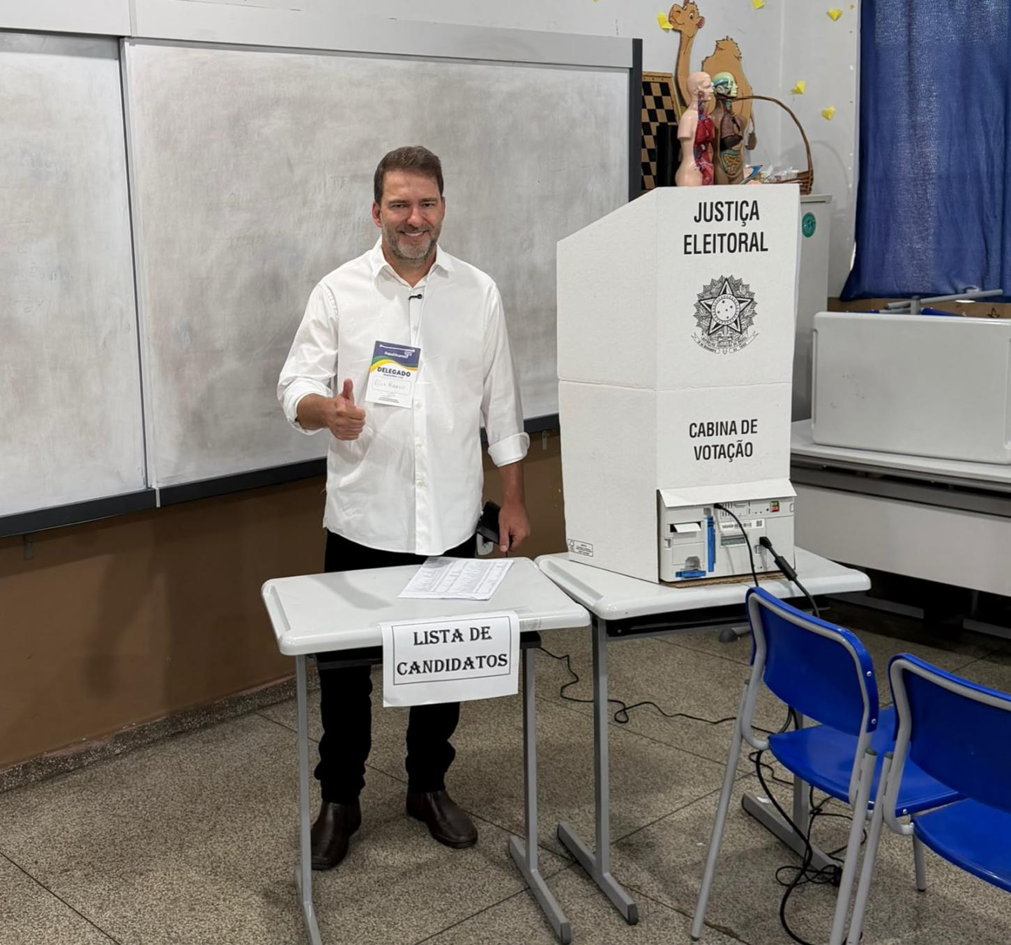 Alex Redano vota em Ariquemes ao lado da família e reafirma compromisso com Rondônia