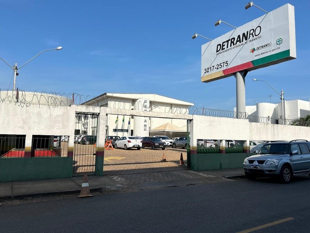 Detran-RO dispensa nova análise da Procuradoria, publica edital com texto copiado de outro certame e deixa o risco com as empresas