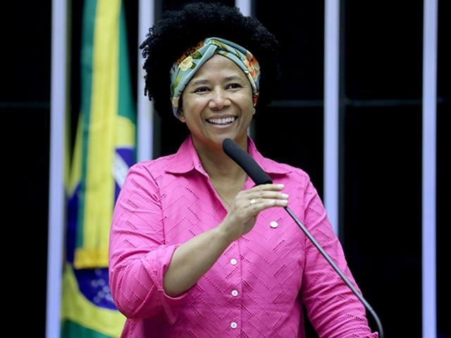Justiça Eleitoral manda Sílvia Cristina tirar do ar 18 grupos secretos de WhatsApp, multa pode chegar a R$ 540 mil